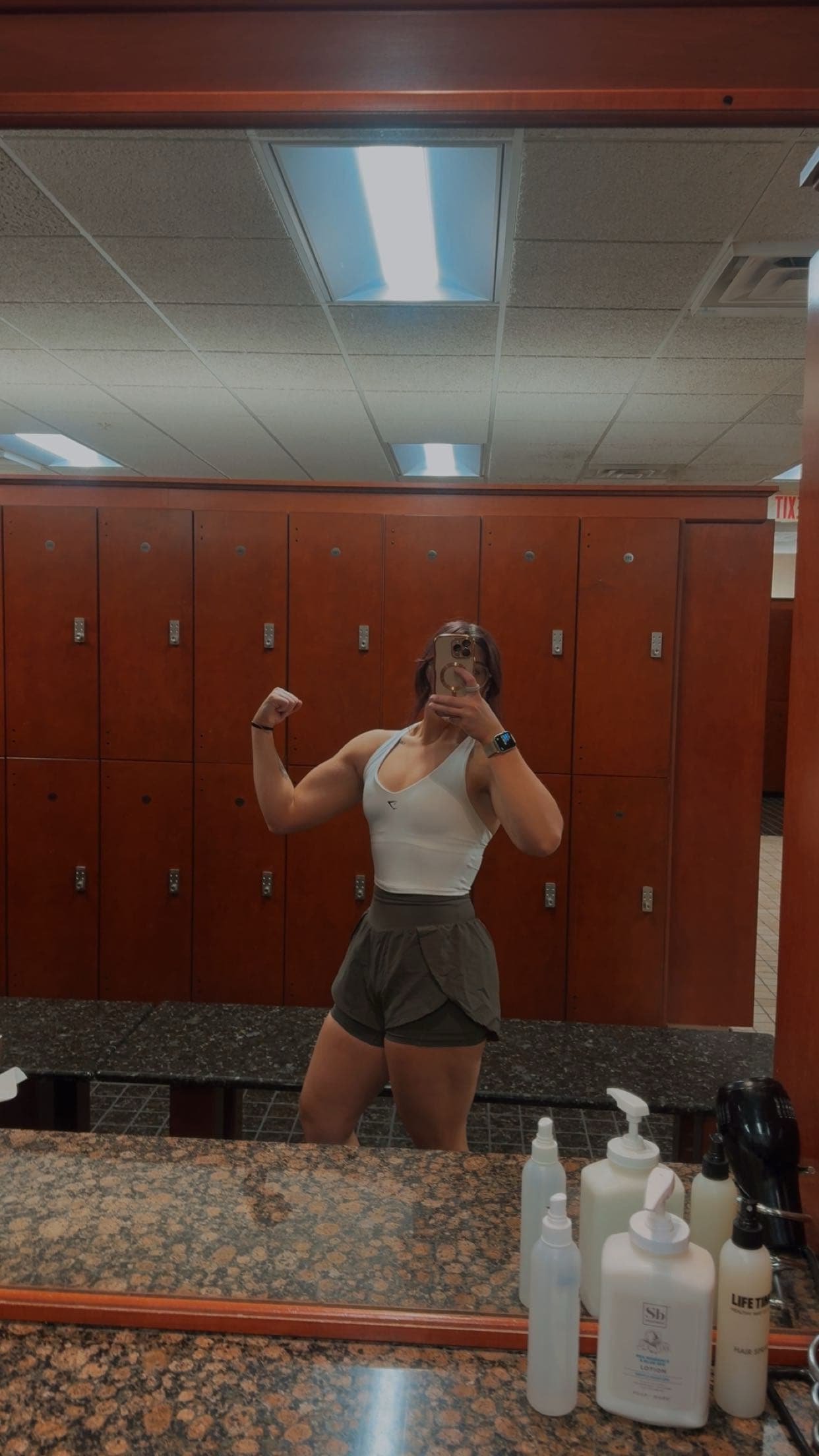 Cara flexing bicep